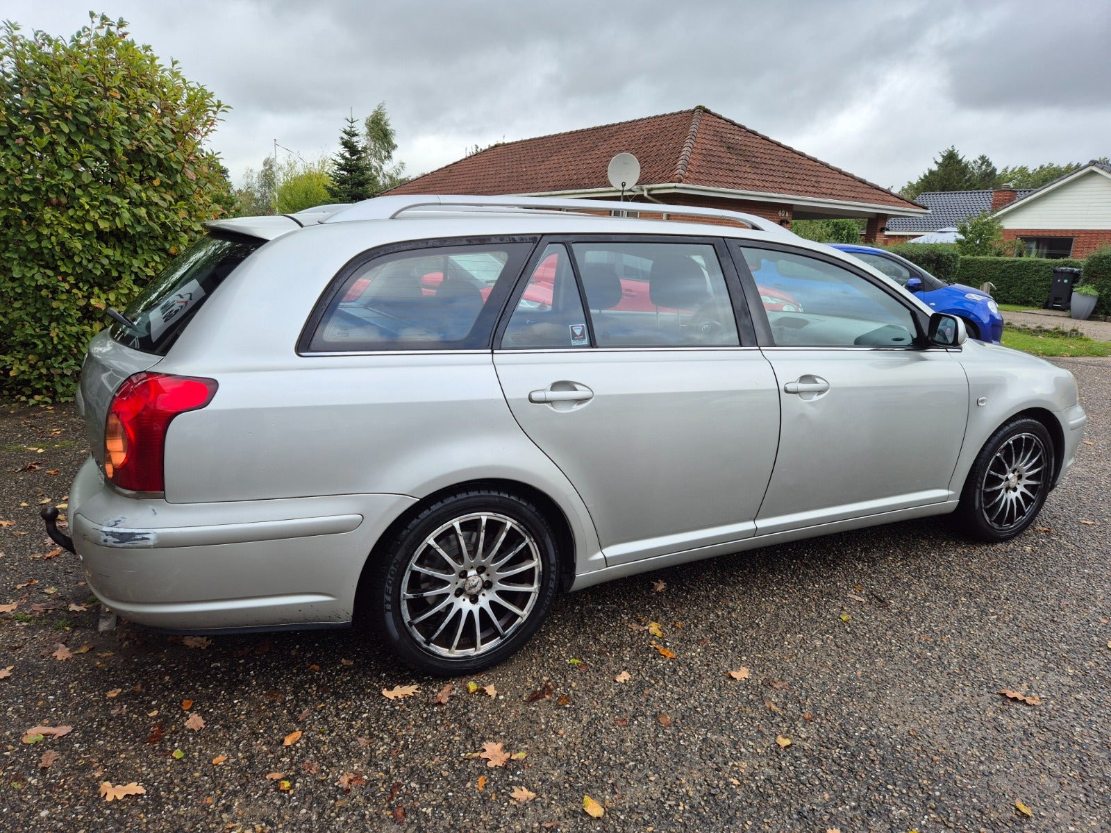 Grøn Toyota Avensis fra 2006