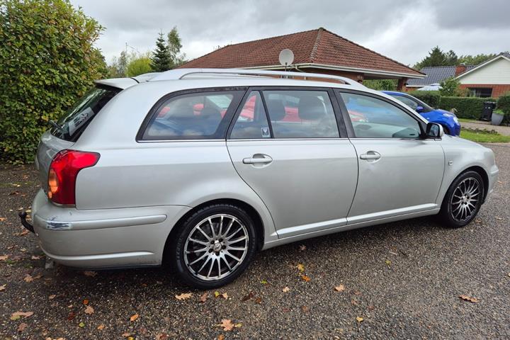 Grøn Toyota Avensis fra 2006