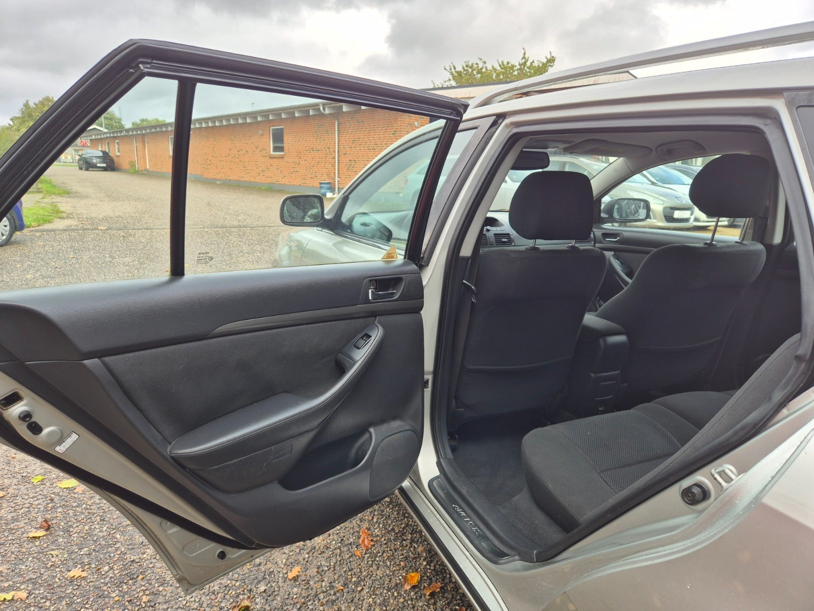 Grøn Toyota Avensis fra 2006