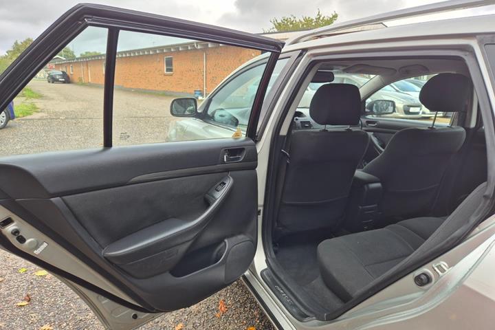 Grøn Toyota Avensis fra 2006