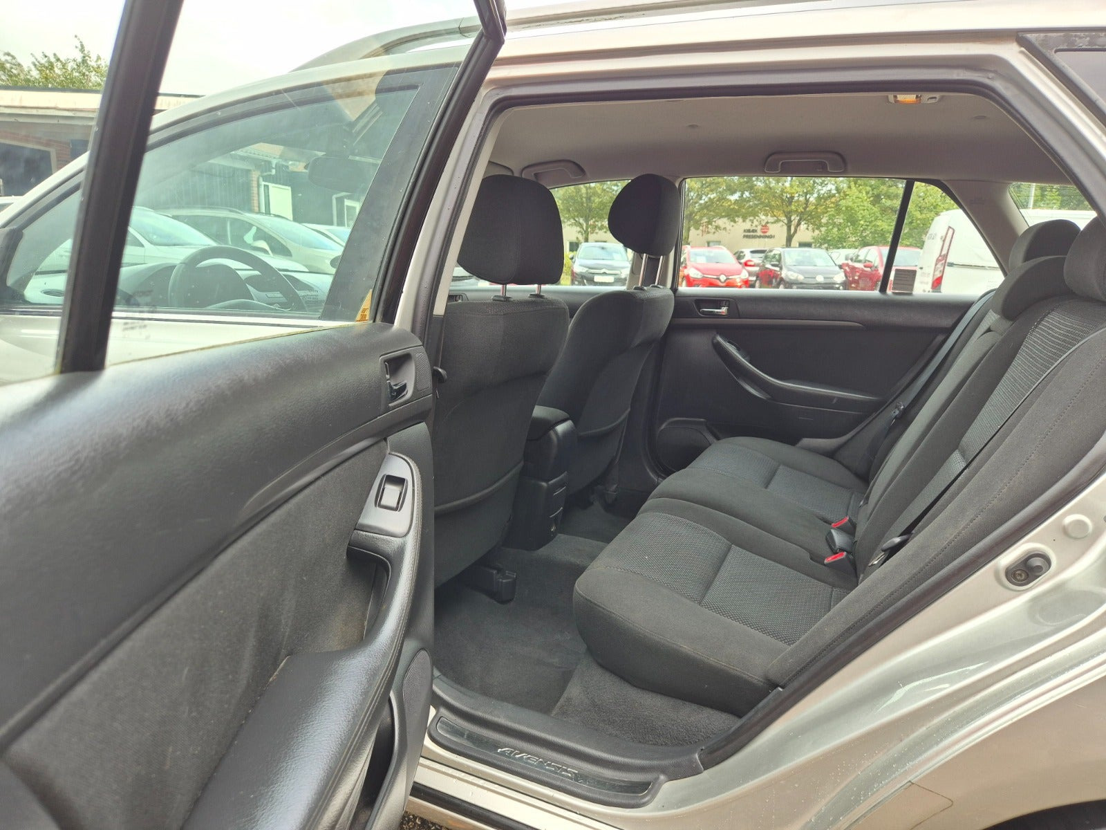 Grøn Toyota Avensis fra 2006