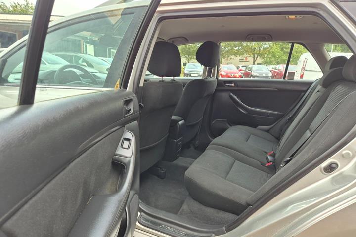 Grøn Toyota Avensis fra 2006