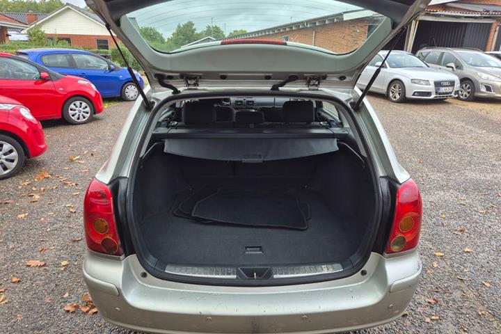 Grøn Toyota Avensis fra 2006
