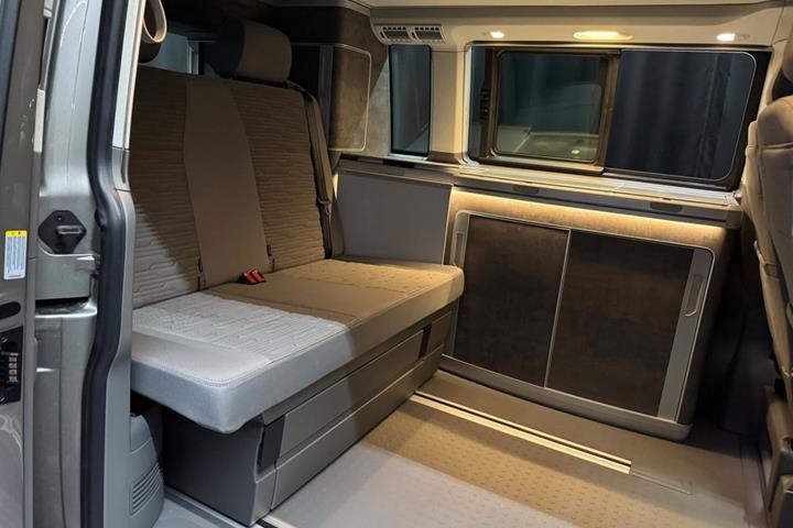 Grå VW California fra 2021