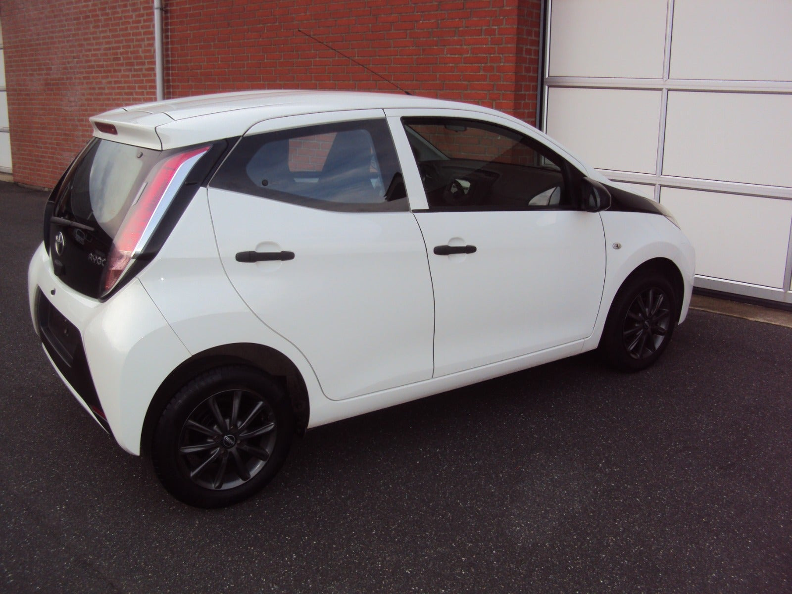 Hvid Toyota Aygo fra 2015