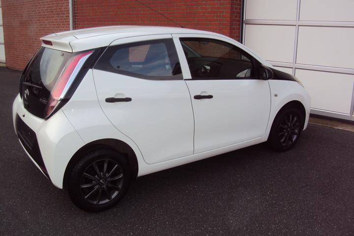 Hvid Toyota Aygo fra 2015
