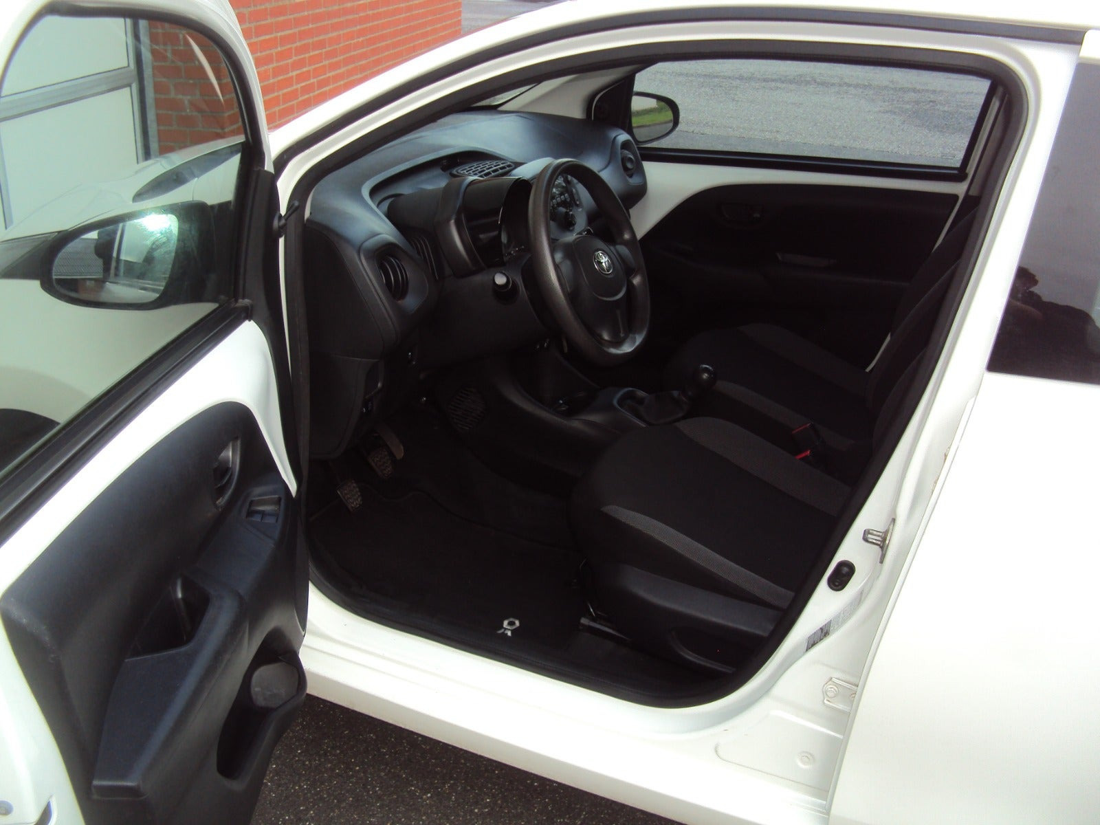 Hvid Toyota Aygo fra 2015