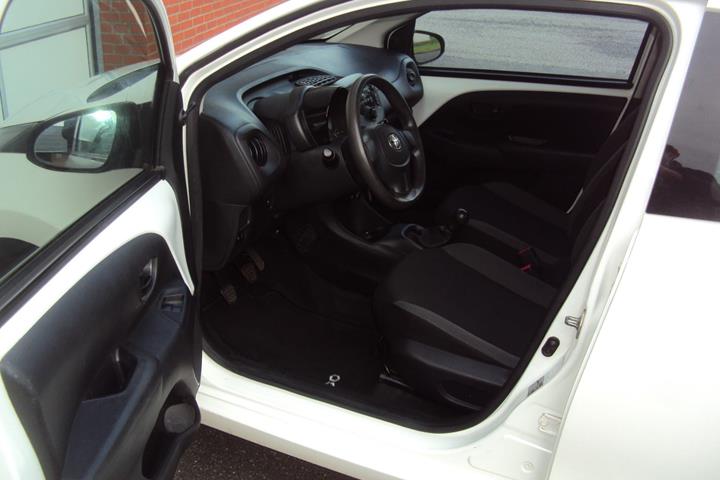 Hvid Toyota Aygo fra 2015