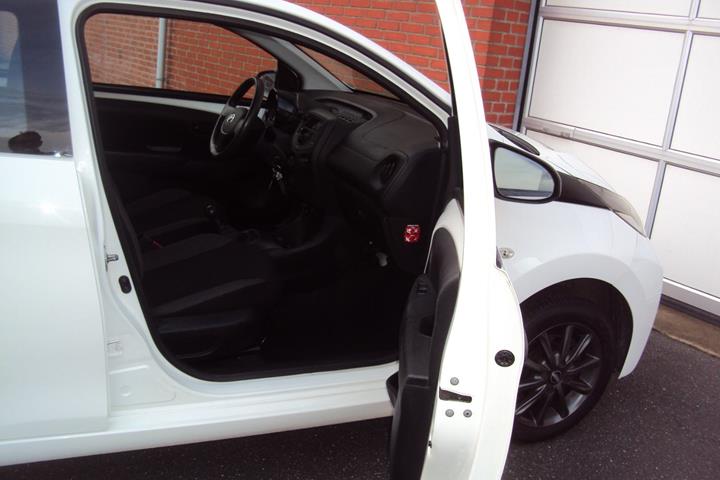 Hvid Toyota Aygo fra 2015