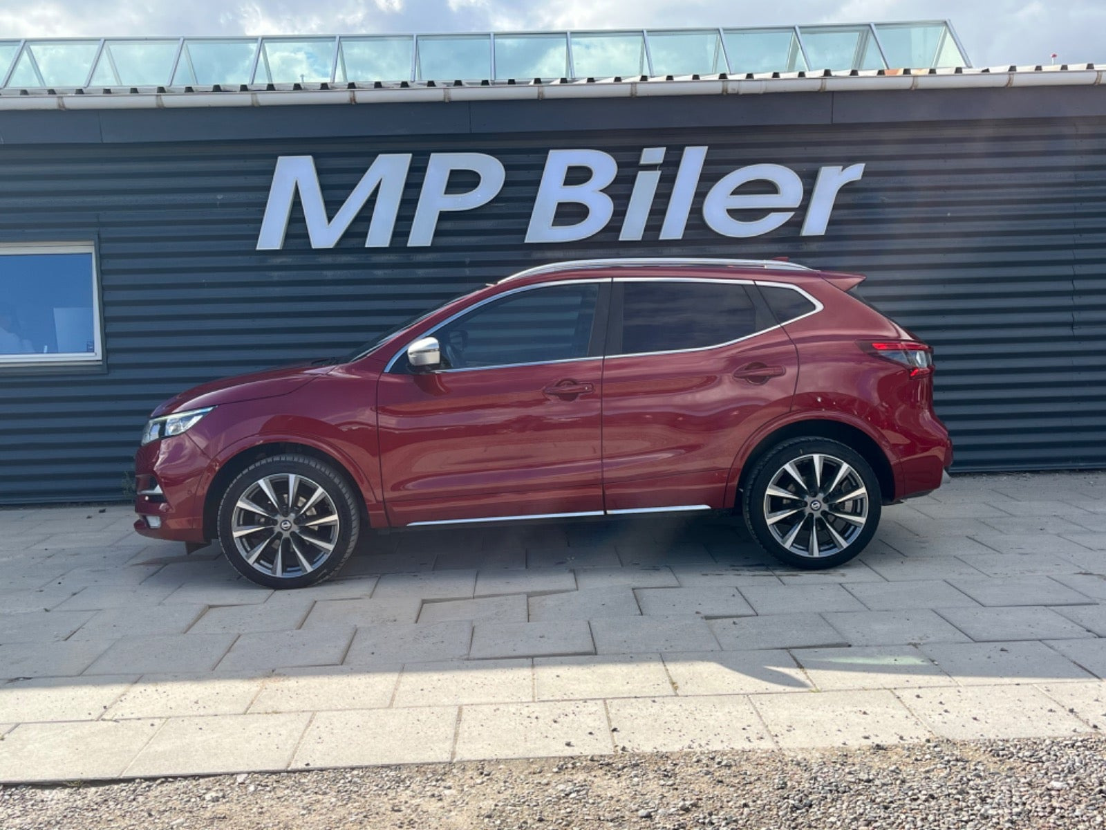Rød Nissan Qashqai fra 2019