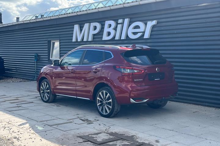 Rød Nissan Qashqai fra 2019