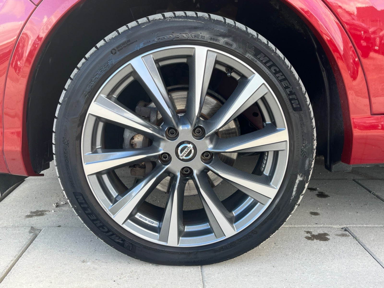 Rød Nissan Qashqai fra 2019