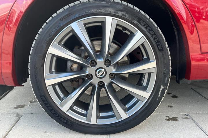 Rød Nissan Qashqai fra 2019