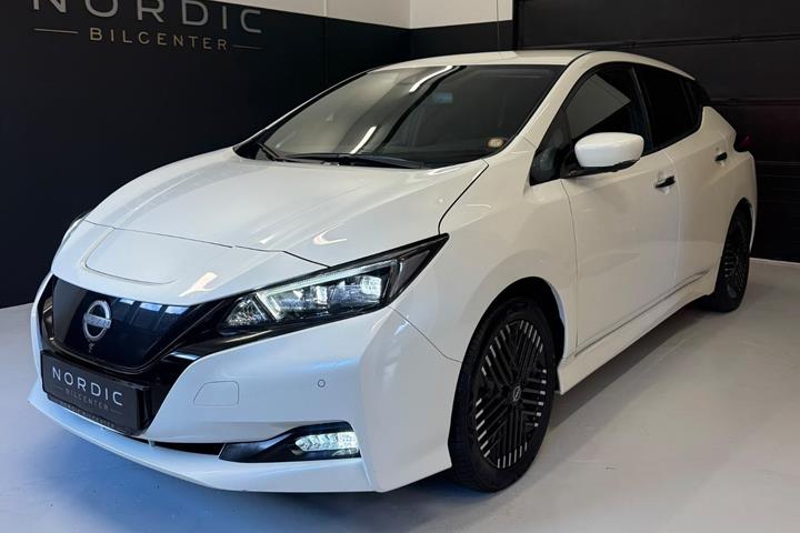 Hvid Nissan Leaf fra 2024 set udefra