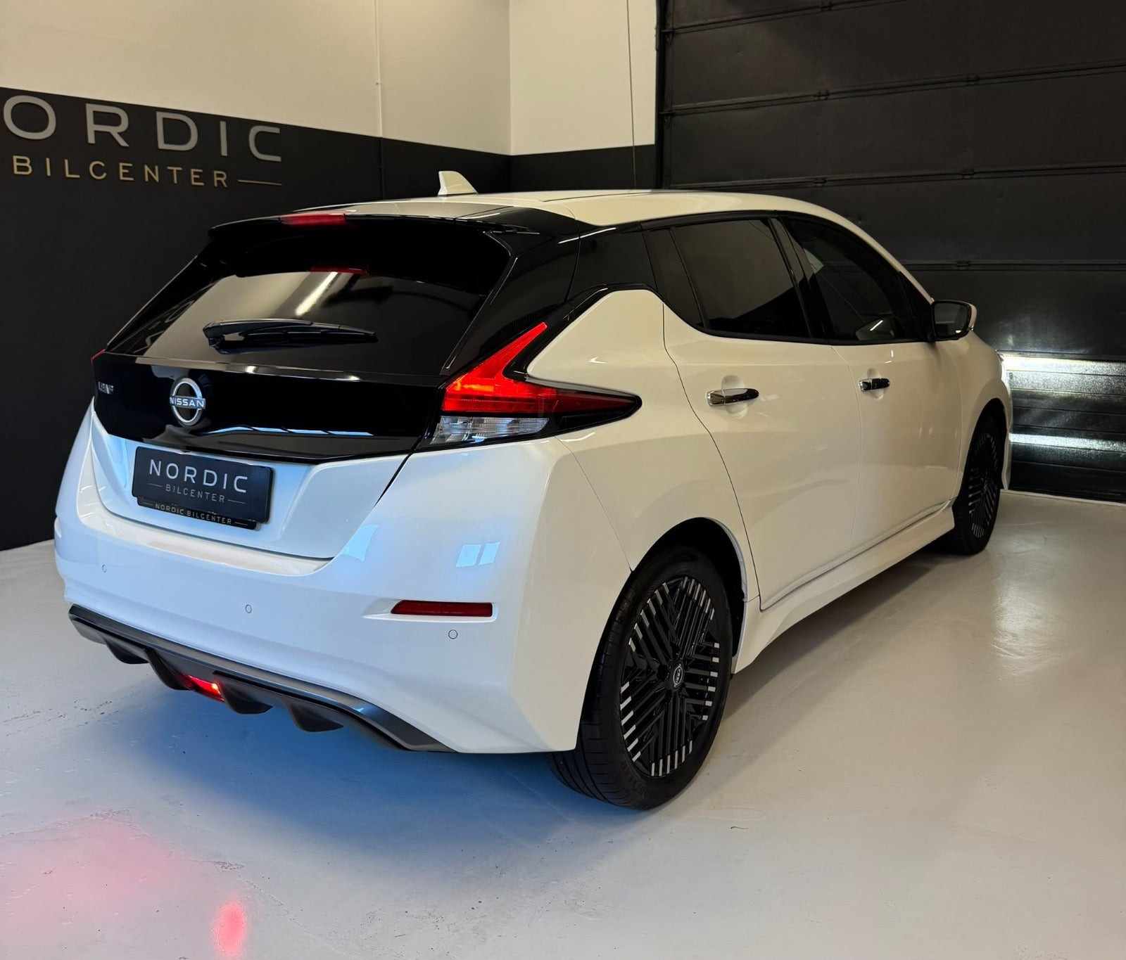 Hvid Nissan Leaf fra 2024