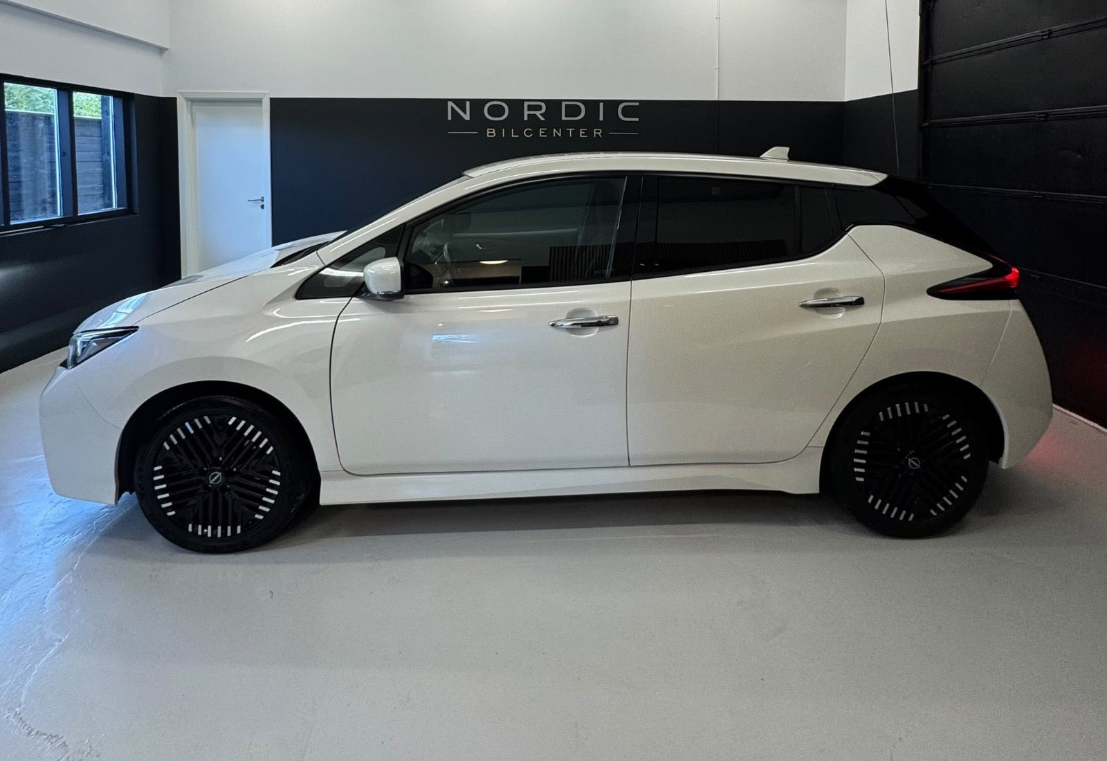 Hvid Nissan Leaf fra 2024