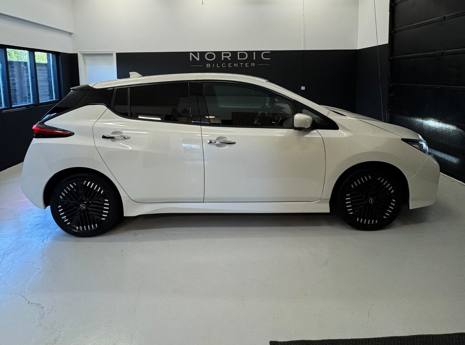 Hvid Nissan Leaf fra 2024