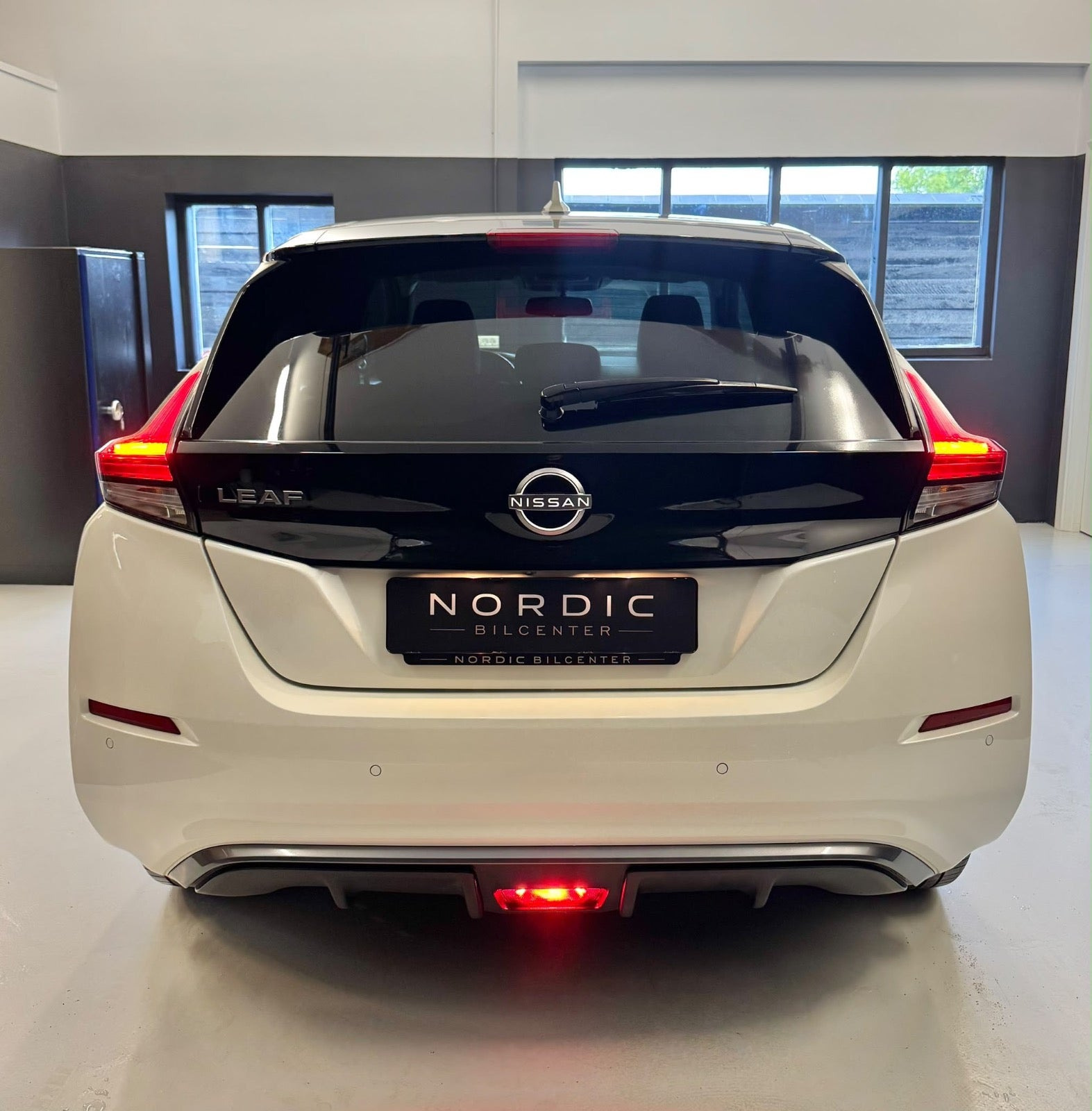 Hvid Nissan Leaf fra 2024