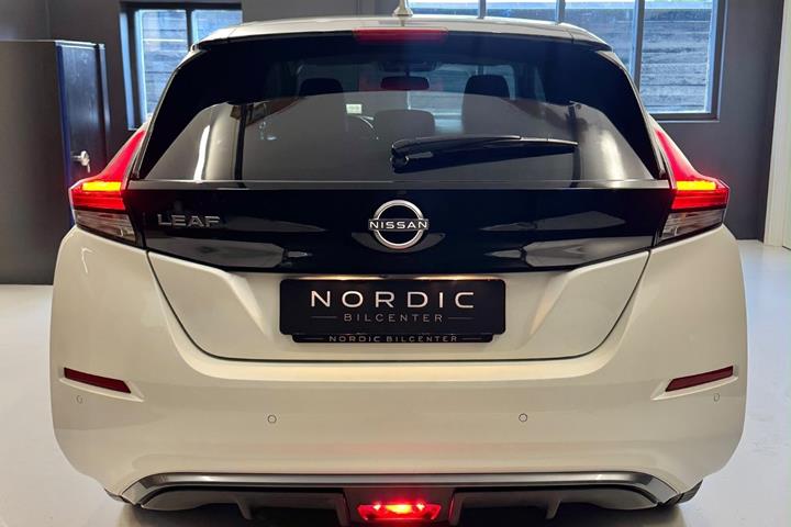 Hvid Nissan Leaf fra 2024