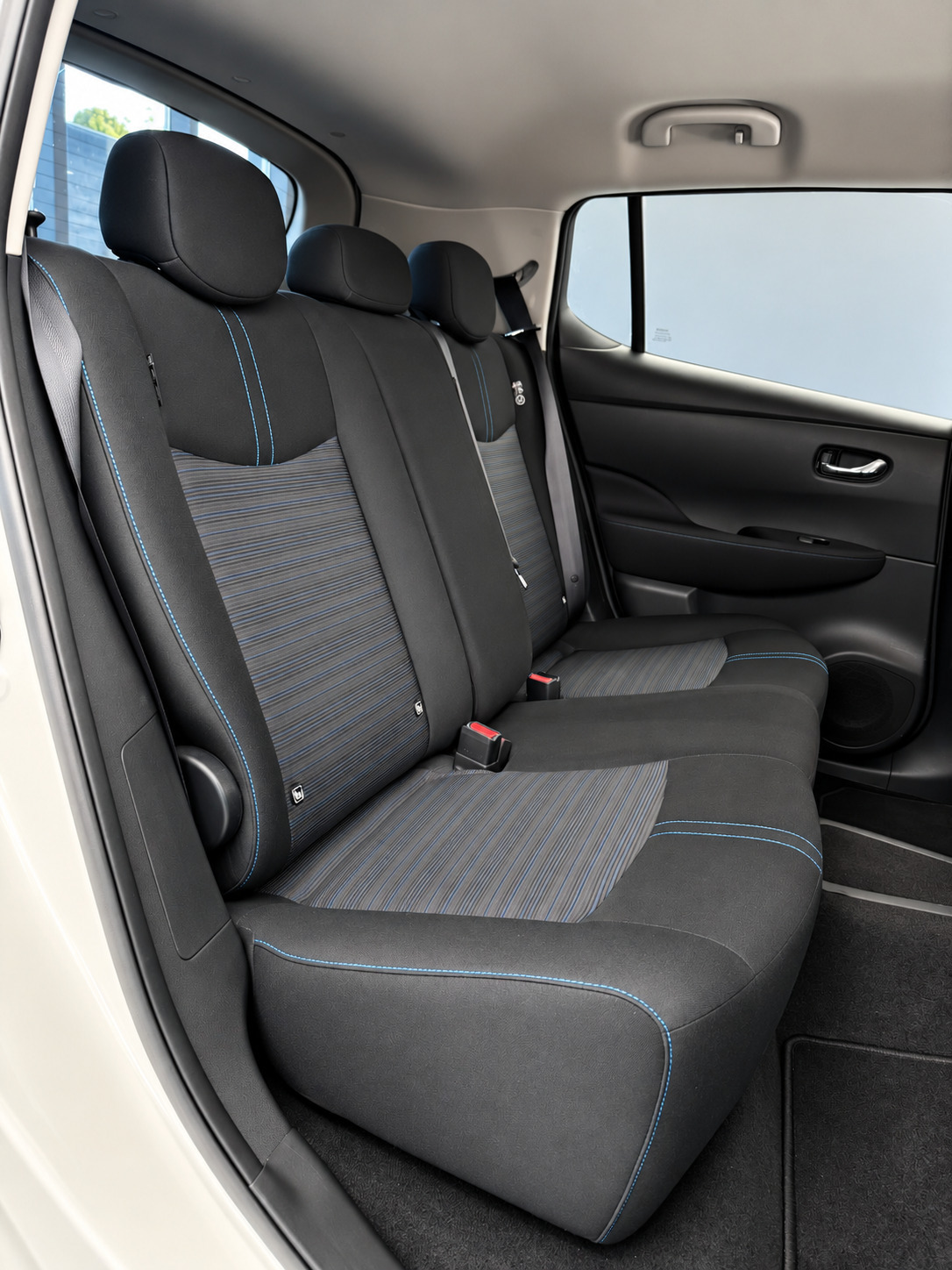 Hvid Nissan Leaf fra 2024