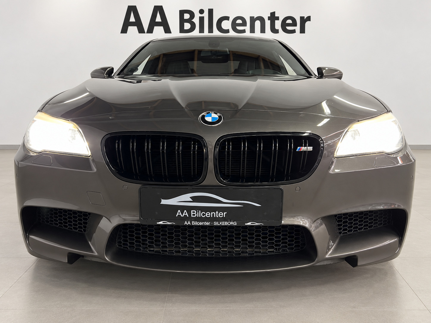 Brun BMW M5 fra 2012