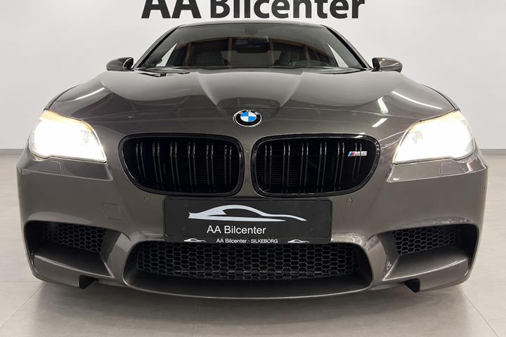 Brun BMW M5 fra 2012
