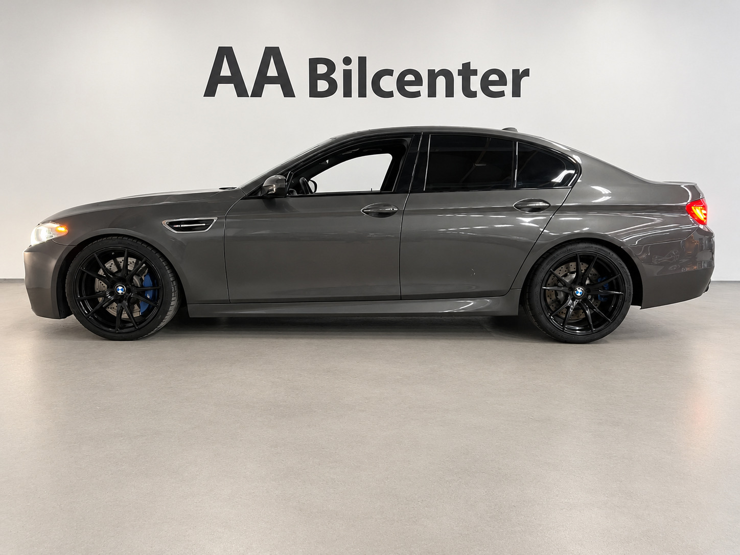 Brun BMW M5 fra 2012