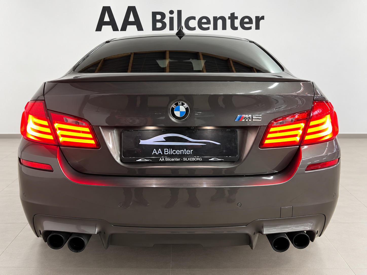 Brun BMW M5 fra 2012