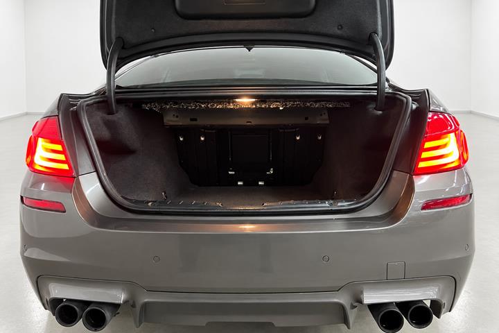 Brun BMW M5 fra 2012