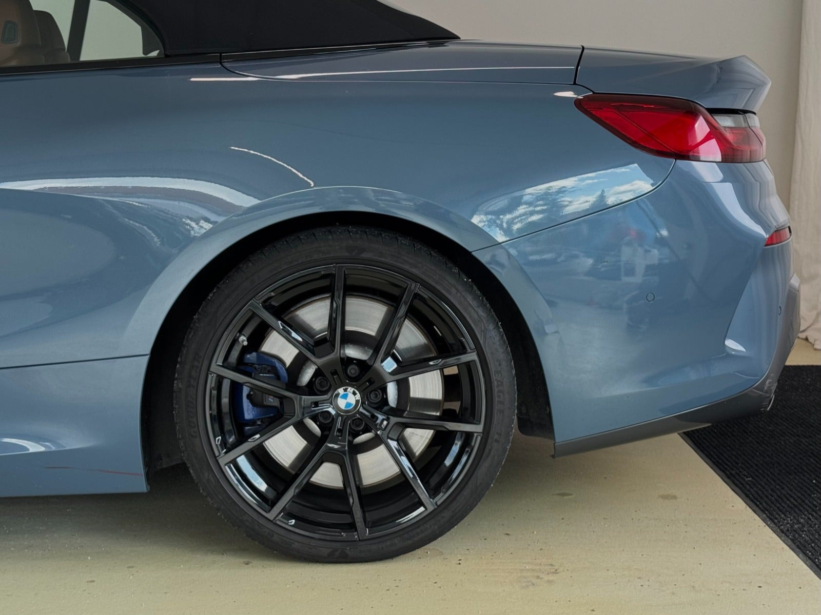 Blå BMW M850i fra 2019