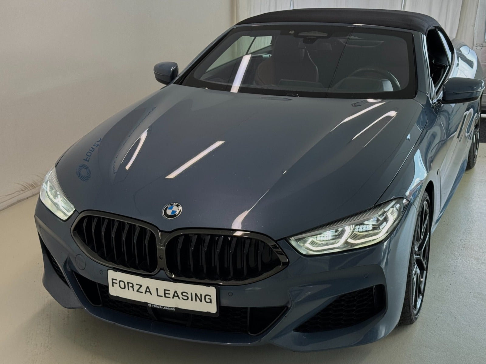 Blå BMW M850i fra 2019