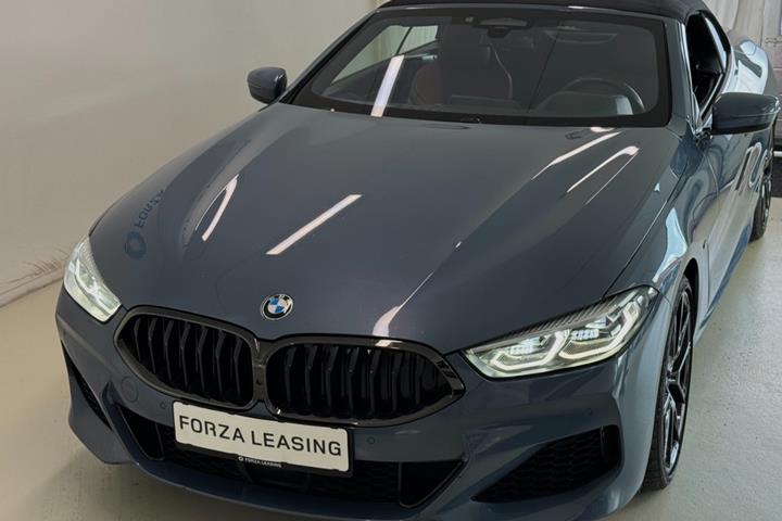 Blå BMW M850i fra 2019