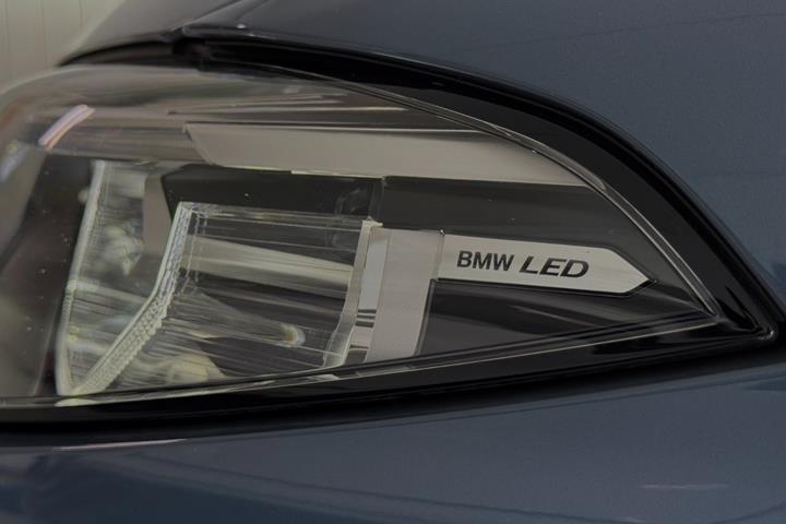 Blå BMW M850i fra 2019