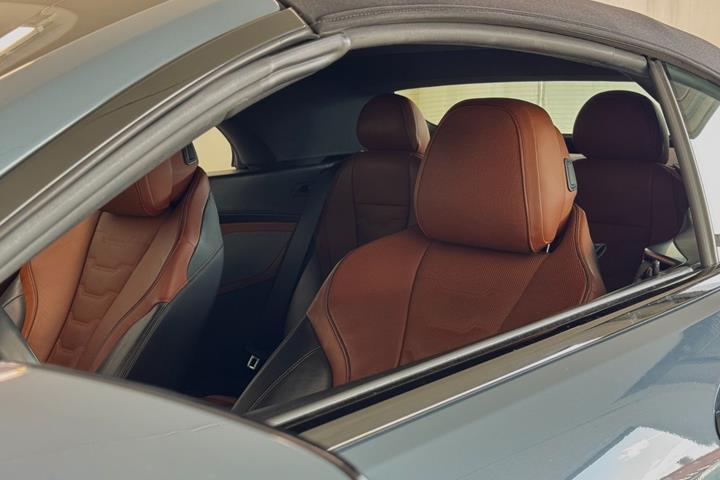 Blå BMW M850i fra 2019