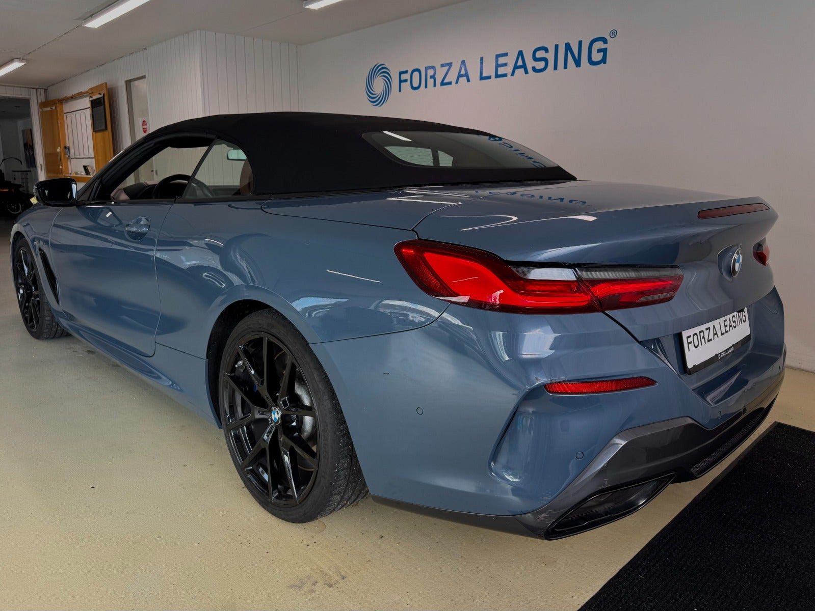Blå BMW M850i fra 2019