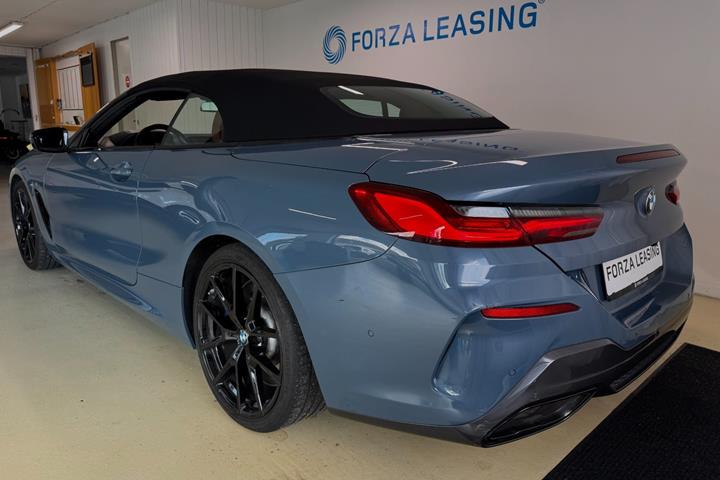 Blå BMW M850i fra 2019