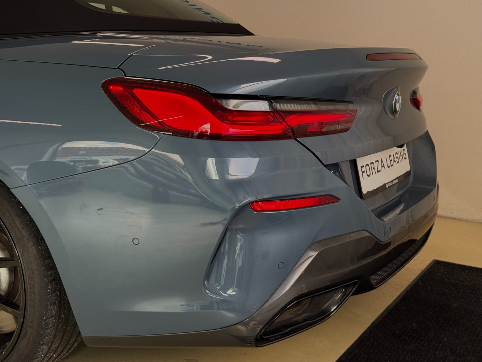 Blå BMW M850i fra 2019