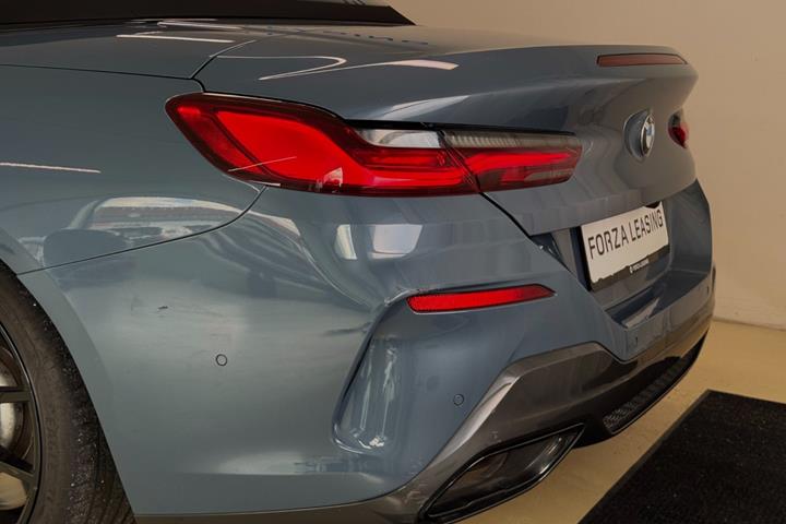 Blå BMW M850i fra 2019