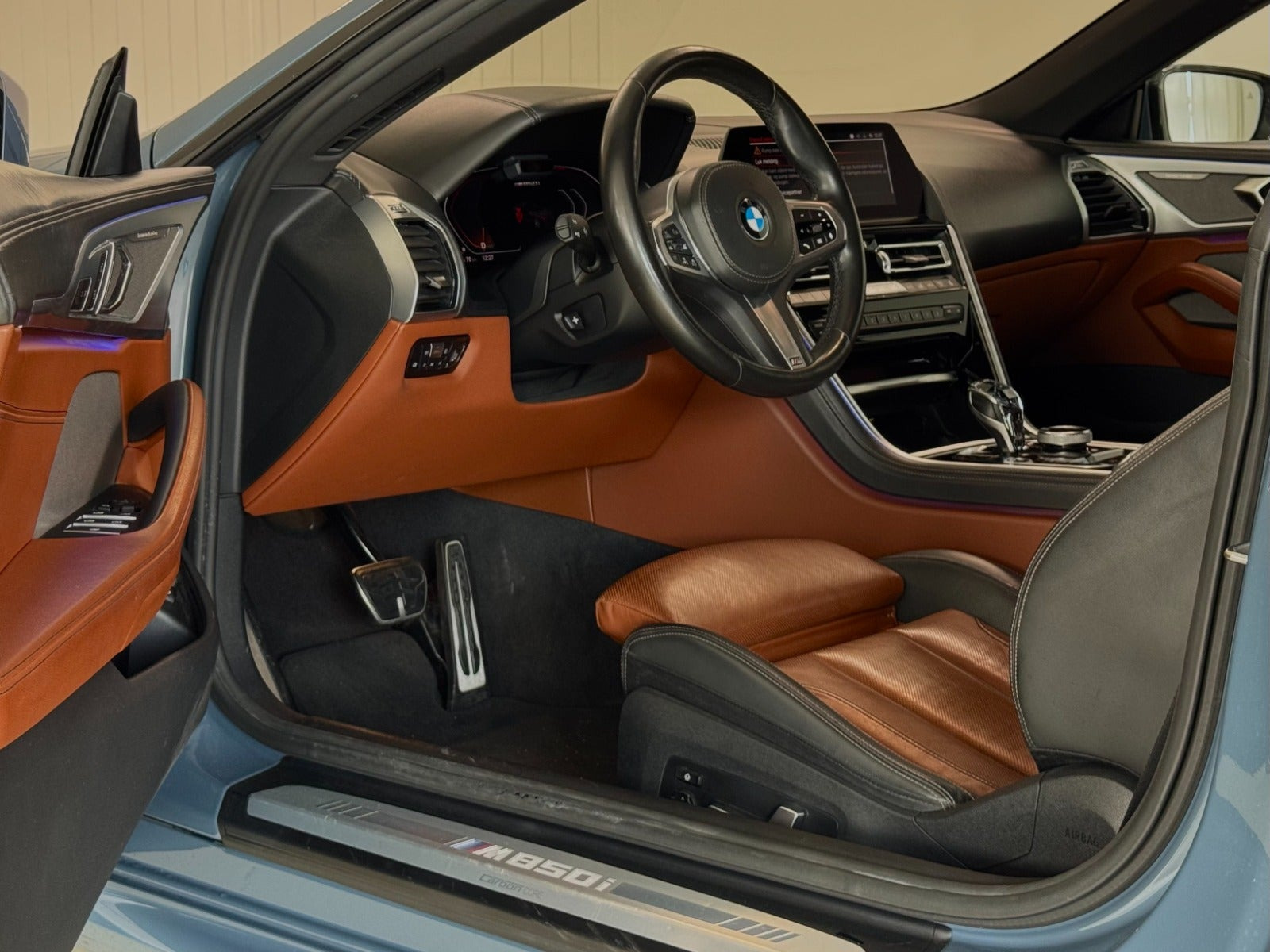Blå BMW M850i fra 2019