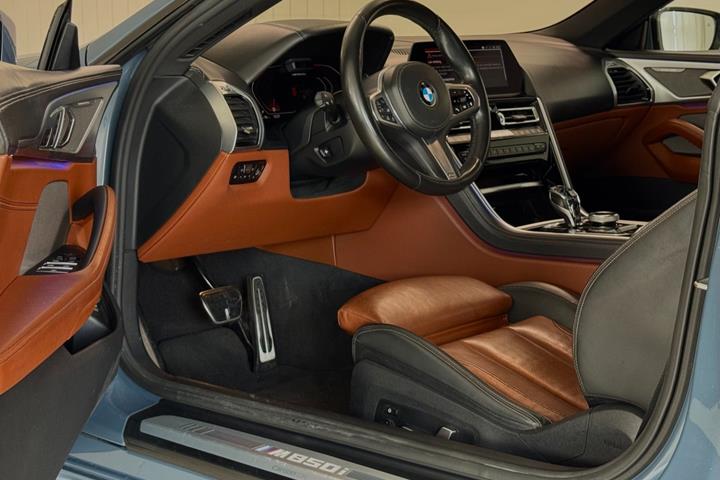 Blå BMW M850i fra 2019