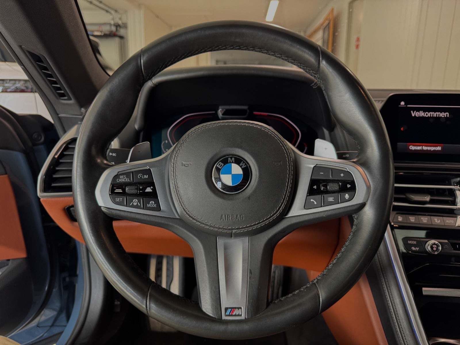 Blå BMW M850i fra 2019
