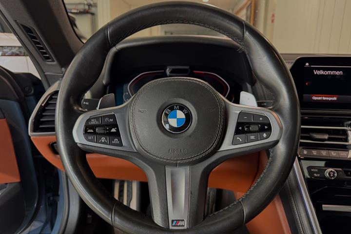 Blå BMW M850i fra 2019