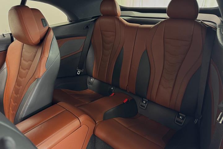 Blå BMW M850i fra 2019