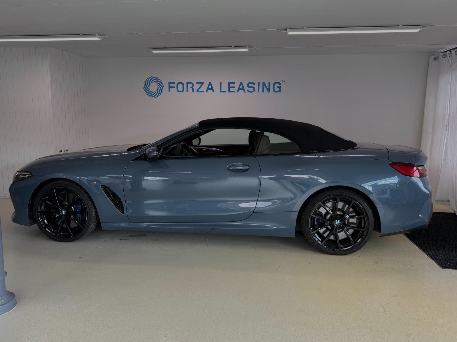 Blå BMW M850i fra 2019