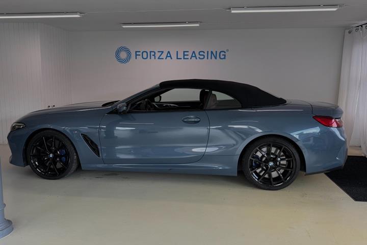 Blå BMW M850i fra 2019