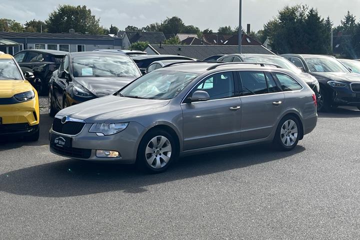 Beige Skoda Superb fra 2010