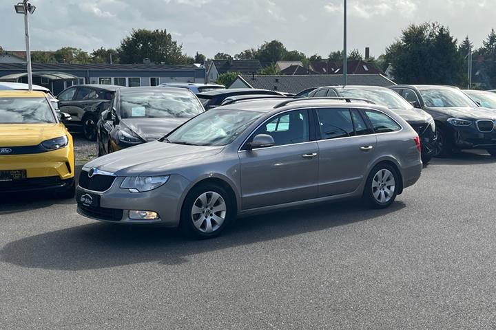 Beige Skoda Superb fra 2010