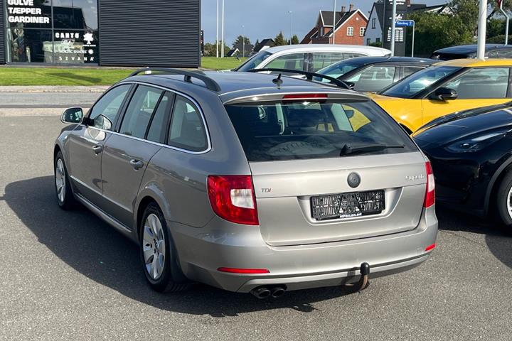 Beige Skoda Superb fra 2010