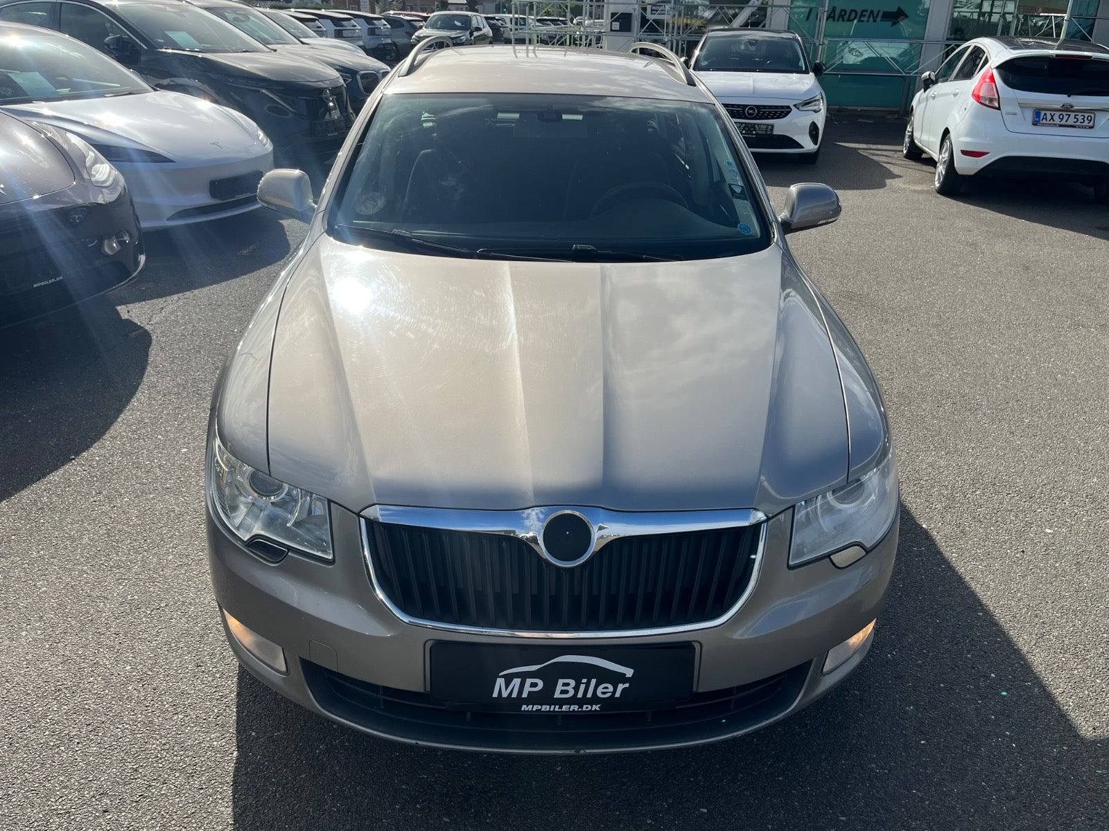 Beige Skoda Superb fra 2010