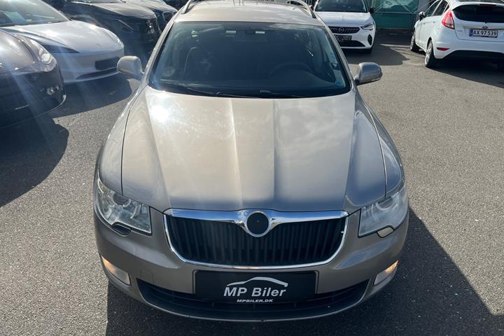 Beige Skoda Superb fra 2010